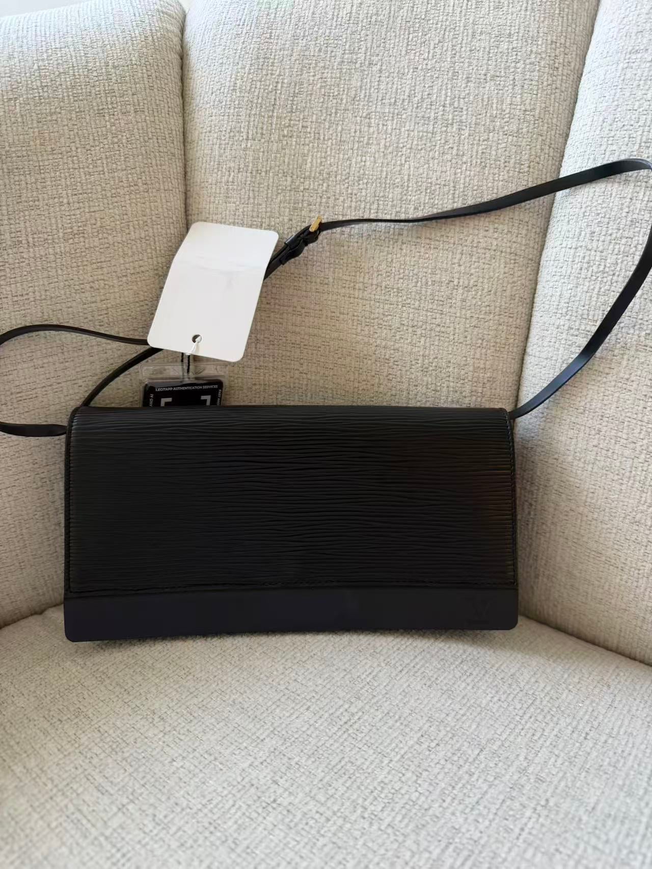 2996 Louis Vuitton Epi Leather Shoulder Clutch Bag