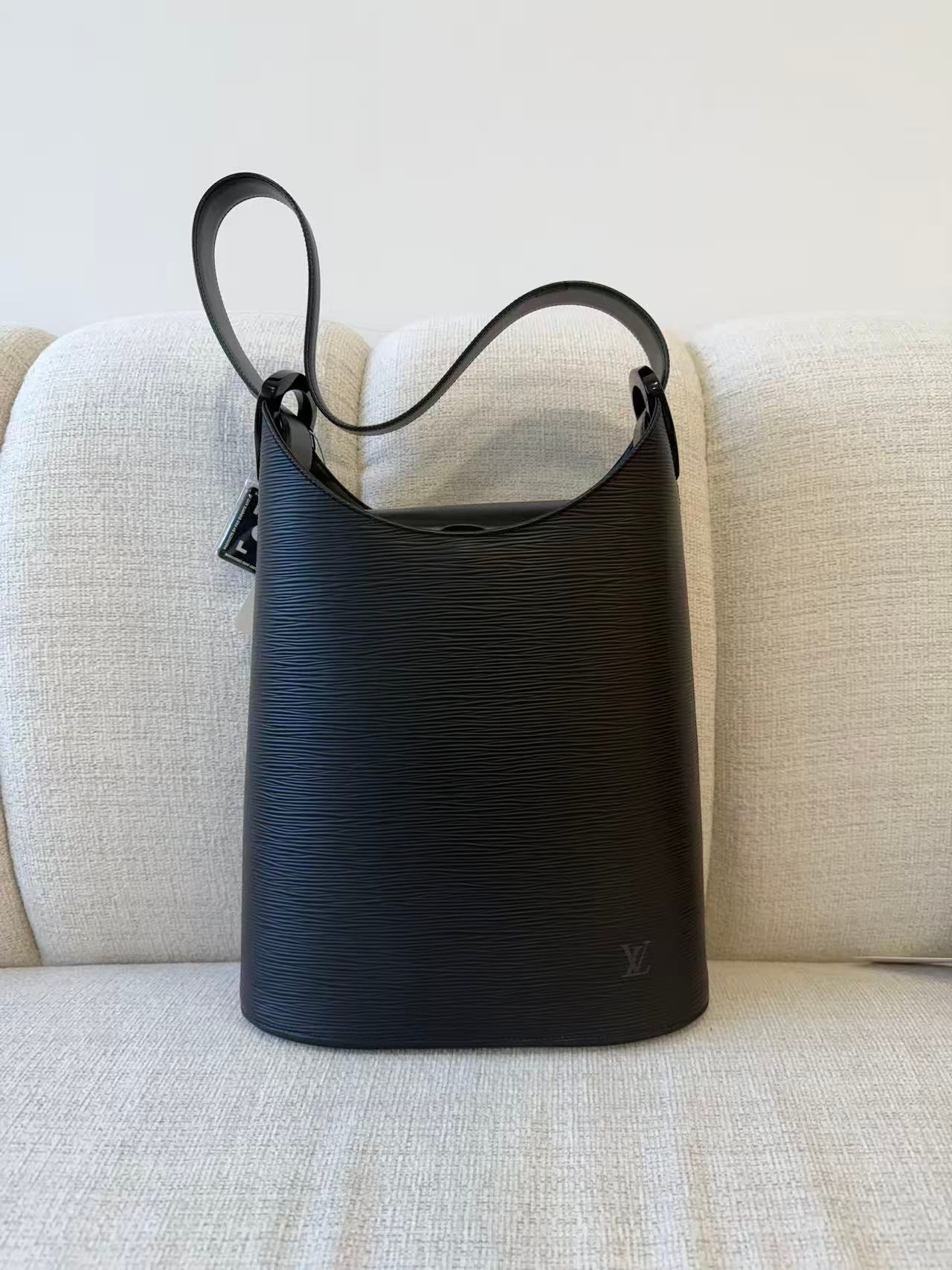 5327 Louis Vuitton Epi Leather Verseau Shoulder Bag
